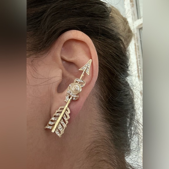 Chanel Ear Climber Arrow Earring with crystals - Picture 4 of 9